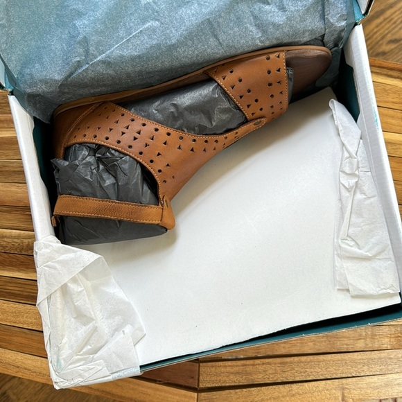 Roan Bed Stu Leather Cut Out Flat Sandals - Picture 3 of 3